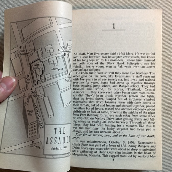 📚2/$6 Black Hawk Down: A Story of Modern War - Picture 8 of 12